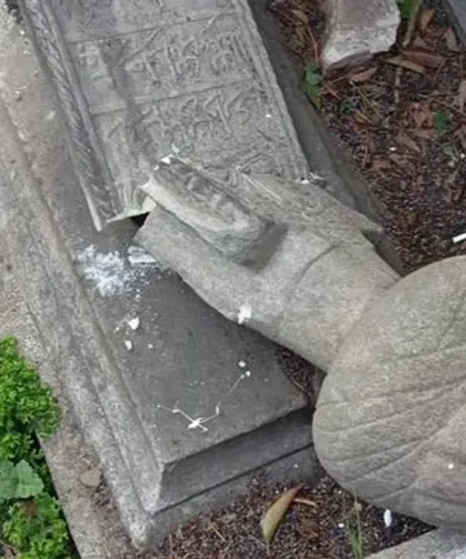 İstanbul'da Maskeli Grup Cami ve Hazirelere Zarar Verdi, Vali Gül'den Uyarı