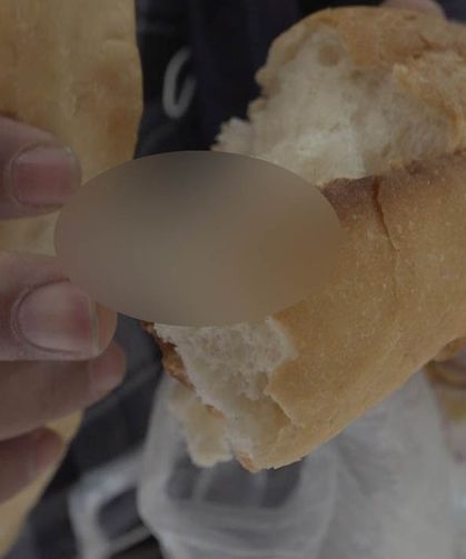 Aldığı ekmekten bakın ne çıktı: Neye uğradığını şaşırdı!