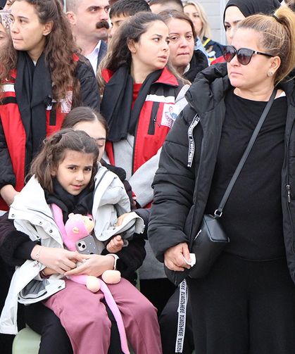 Şehit babasını oyuncağına sarılarak bekledi