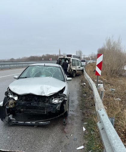 Bariyerlere Çarpan Araçtan İnenlere Otomobil Çarptı: 5 yaralı