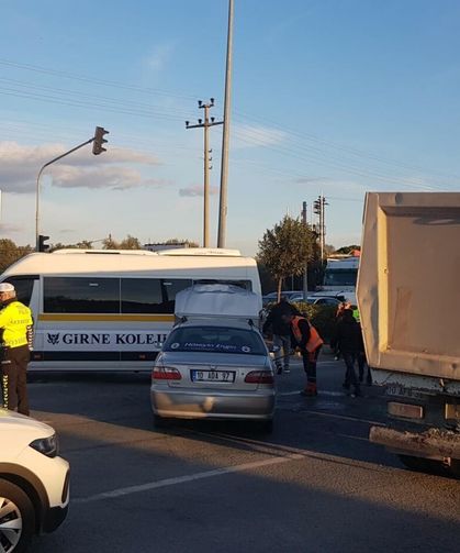 Öğrenci servisi ile otomobil çarpıştı: 7 yaralı