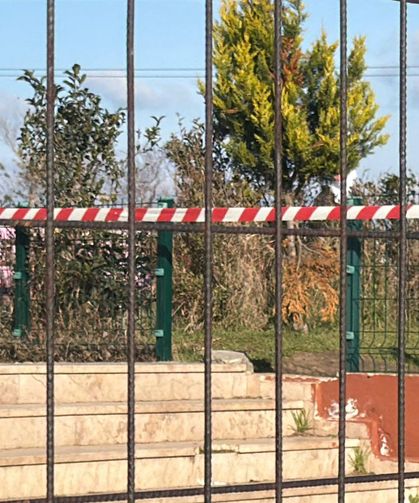 Okul Bahçesinden Atlamak İsteyen Öğrenci Demire Saplandı