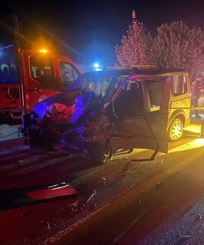 Otomobil ile hafif ticari araç çarpıştı: 3 ölü, 2 yaralı