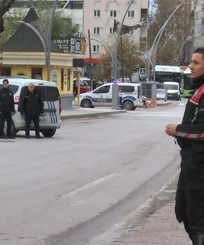 Taksi durağında kendisini tabanca ve bıçakla yaraladı