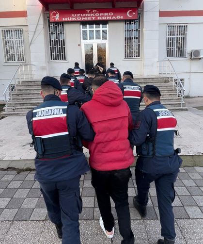 Yurt dışına kaçmaya çalışan 5 kişi tutuklandı