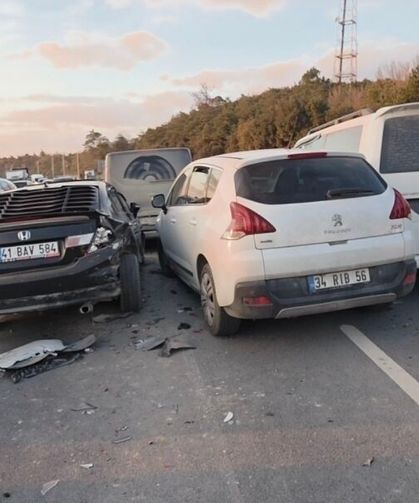 Arnavutköy’de 4 aracın karıştığı kazada 2 kişi yaralandı