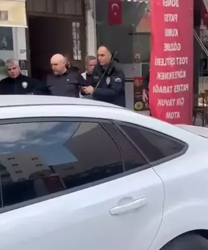 Mersin'de sokakta çıplak dolaşan Rus, gözaltına alındı