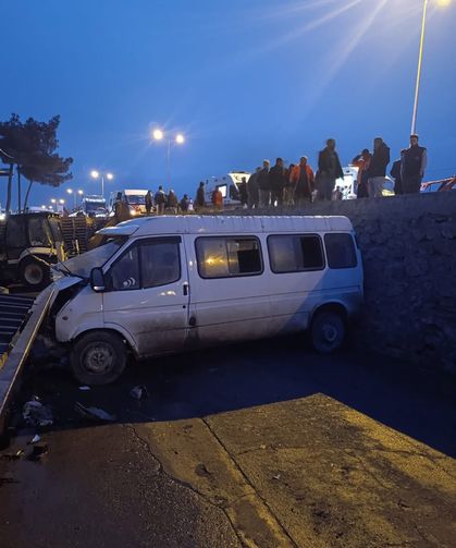 Servis minibüsü ile otomobil çarpıştı: 1 ölü, 10 yaralı