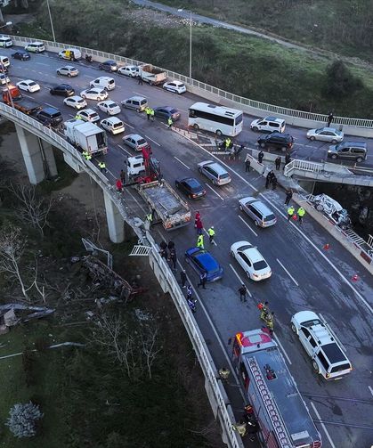Freni Boşalan TIR Viyadükten Düştü, 3 Yaralı