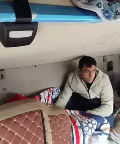 Kaçak göçmenler, TIR'ın yatak kısmında saklanırken yakalandı