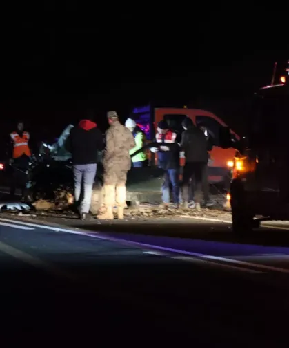 Otomobil ile Hafif Ticari Araç Çarpıştı, 3 Kişi Hayatını Kaybetti