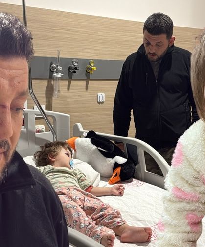 Kucağındaki 14 aylık bebeğiyle darbedildi: komşu kavgası hastanede bitti