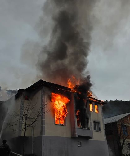 2 katlı ev, alev alev yandı