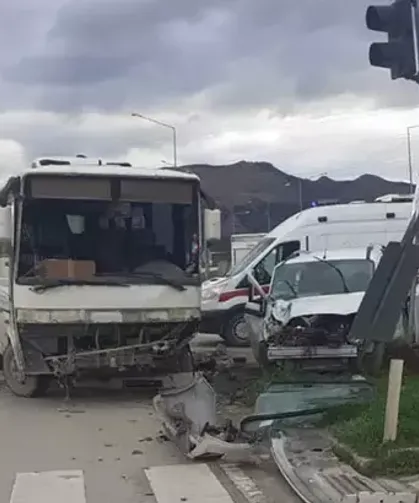 Hafif Ticari Araç ile Midibüs Çarpıştı: 6 Yaralı