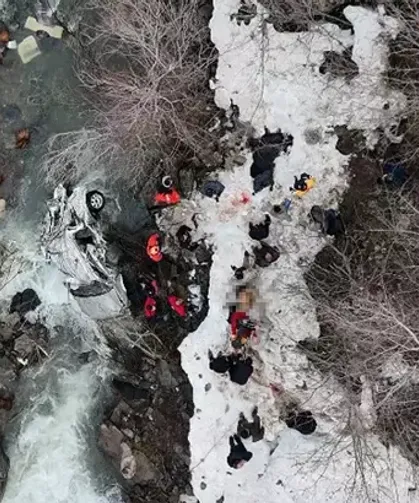 Bitlis'te hafif ticari araç, dereye uçtu: 3 ölü, 5 yaralı