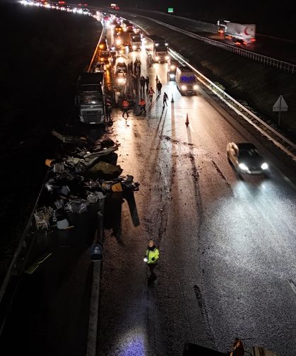 Anadolu Otoyolu’nda kamyon ile TIR çarpıştı: 1 yaralı