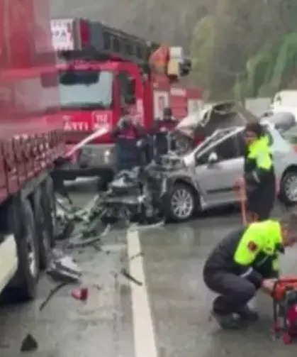 Artvin'de otomobil, TIR'a çarptı; 2 ölü, 1 yaralı