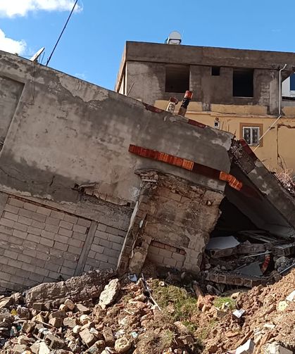 Aşırı yağış nedeniyle iki katlı ev çöktü