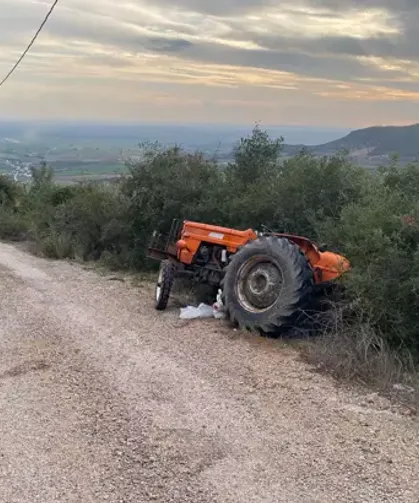 Çukura girip devrilen traktörün sürücüsü öldü
