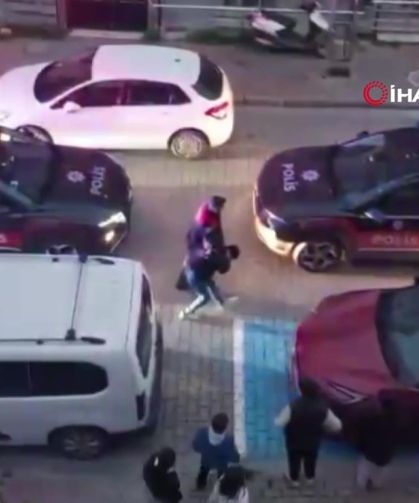 Film gibi kovalamaca: Polisten kaçıp park hakindeki araçlara çarptılar