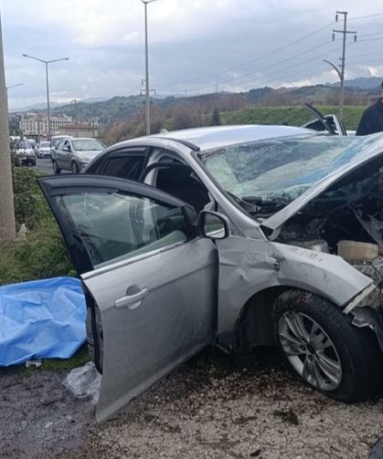 Direksiyon hakimiyetini kaybetti, refüjü aşıp karşı şeride geçti: 2 ölü