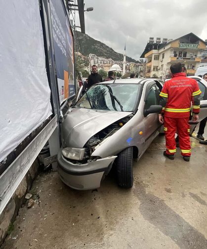 Fethiye’de otomobil istinat duvarına çarptı: 1 ölü, 3 yaralı