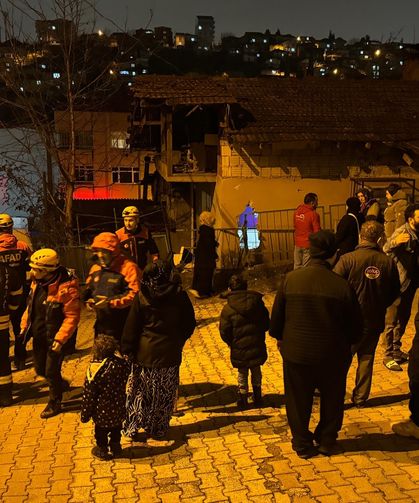 Geri manevra yapan kamyonet evin duvarına çarptı: 1 kişi yaralandı