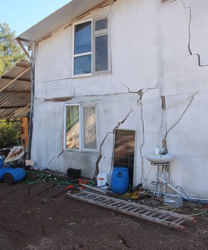 Heyelan nedeniyle evlerde büyük hasar, seralar kullanılamaz hale geldi