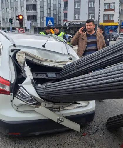 Kamyondan Kayan İnşaat Demirleri Otomobile Saplandı