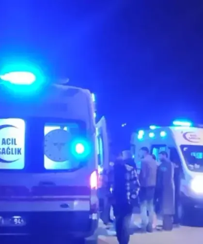 Kayganlaşan yolda 3 araç şarampole devrildi: 9 yaralı