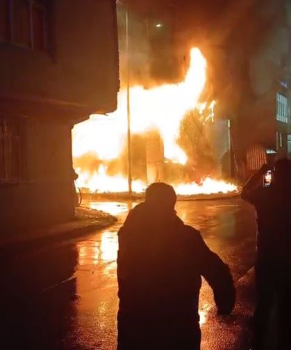 Kumaş deposunda çıkan alevler üst katlara sıçradı