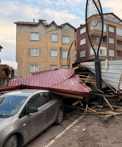 Ordu’da saatte 100 kilometreyi bulan fırtına çatıları uçurdu
