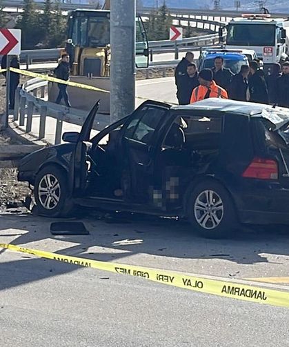 Otomobil bariyerlere ok gibi saplandı: Anne ve baba öldü, kız çocukları yaralandı