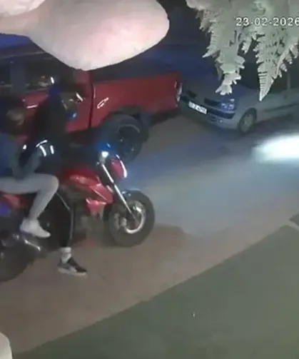 Sabah 05.00’te Geldi, Peluş Ayıyı Alıp Kaçtı!