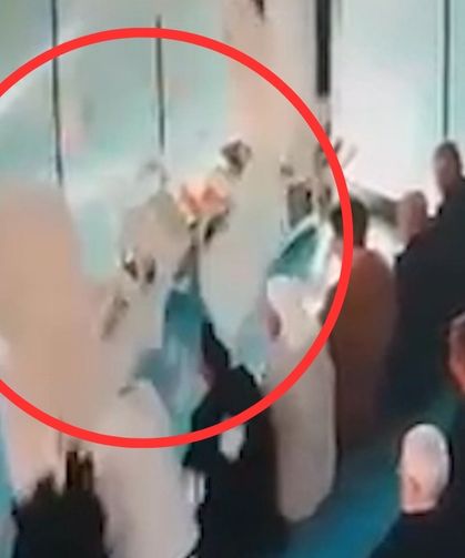 Şanlıurfa’da camide secde sırasında tavandan parçalar düştü! Görüntüler kamerada