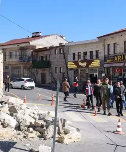 Tarihi caminin istinat duvarı çöktü