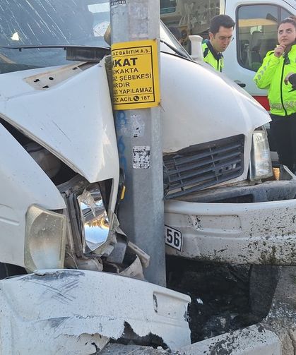 Tarım işçilerini taşıyan minibüs KGYS direğine çarptı, 15 yaralı