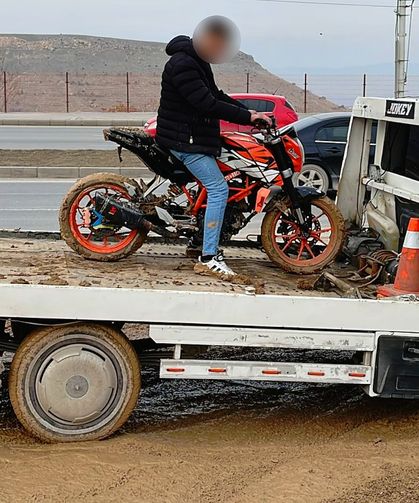 Trafikte akrobatik hareket yapan motosikletli gruba ceza yağdı