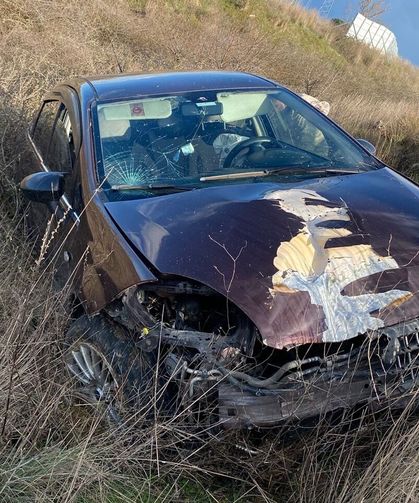 Yoldan çıkan otomobil tarlaya savruldu, 3 kişi yaralandı