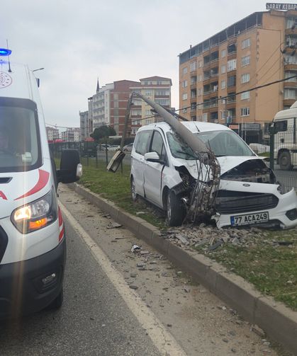 Hafif ticari araç refüjdeki aydınlatma direğine çarptı; 2 yaralı