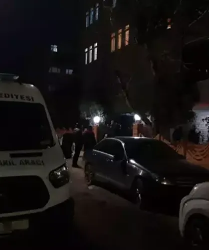 Annesiyle yaşadığı evde boğazından bıçaklanmış halde bulunan kadın öldü