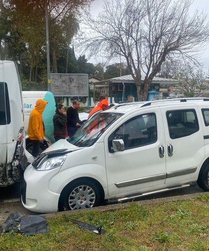 Antalya’da Zincirleme Trafik Kazası: Araçta Sıkışan Kadın Yolcu Kurtarıldı
