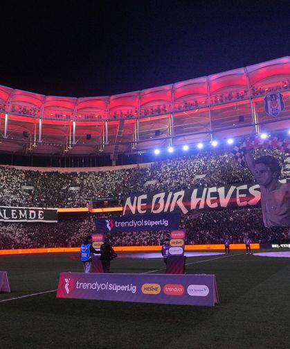 Beşiktaş – Galatasaray Derbisinde Tribünlerden Görsel Şov!