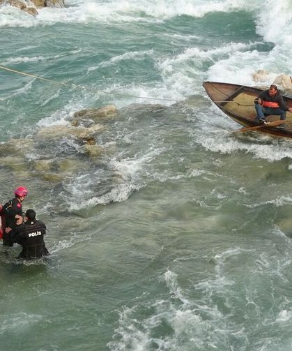 Seyhan Nehri’nde can pazarı: El ele tutuşup kurtarılmayı beklediler
