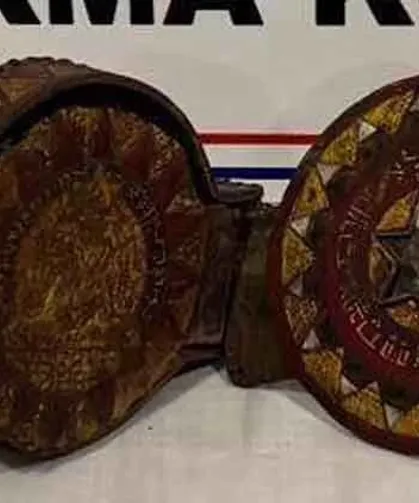 Ceylan derisine yazılmış altın işlemeli Tevrat ele geçirildi