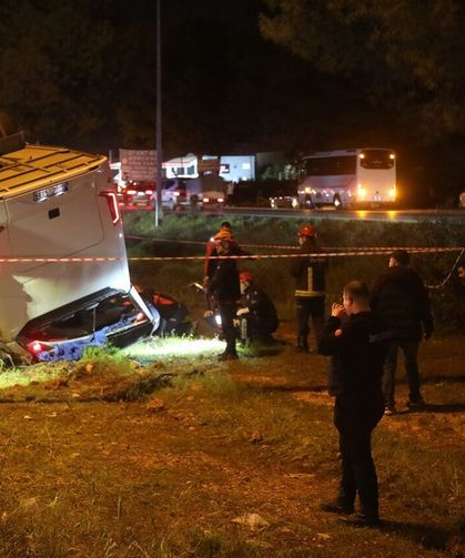 Cezaevi servisi refüje devrildi: 16 yaralı