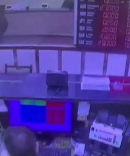 Döviz bürosuna silahlı saldırı kamerada: Maskeli şüpheli yakalandı