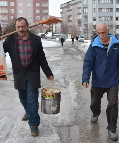 Erzurum'da 10 yıldır 'Allah'ın misafiri' dedikleri kuşları yemliyorlar