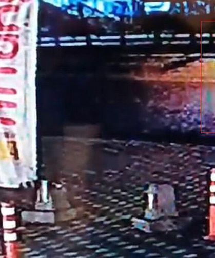 Eşiyle yürüdüğü sırada tanımadığı kişi tarafından bıçaklandı