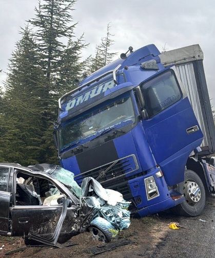 Eskişehir'de kan donduran kaza! TIR otomobili altına alıp sürükledi